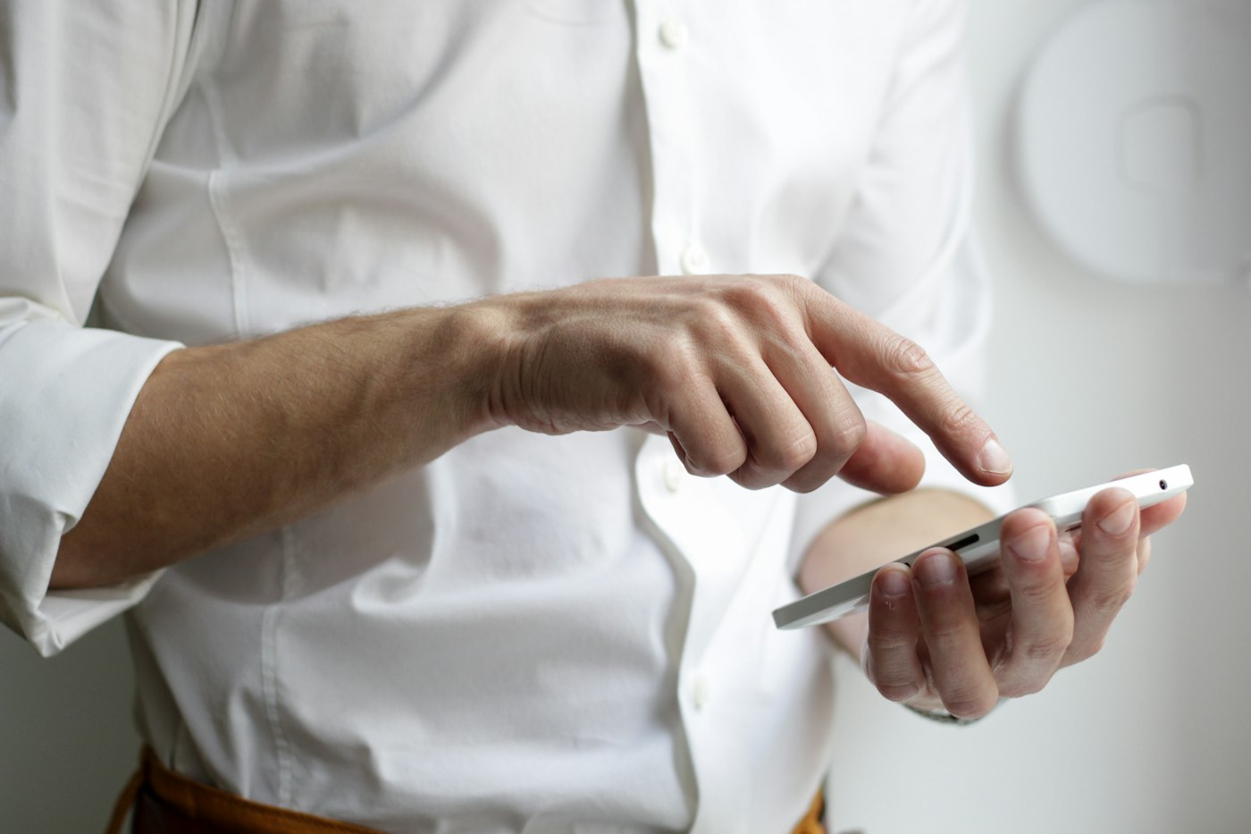Hand bedient eine App auf dem Smartphone