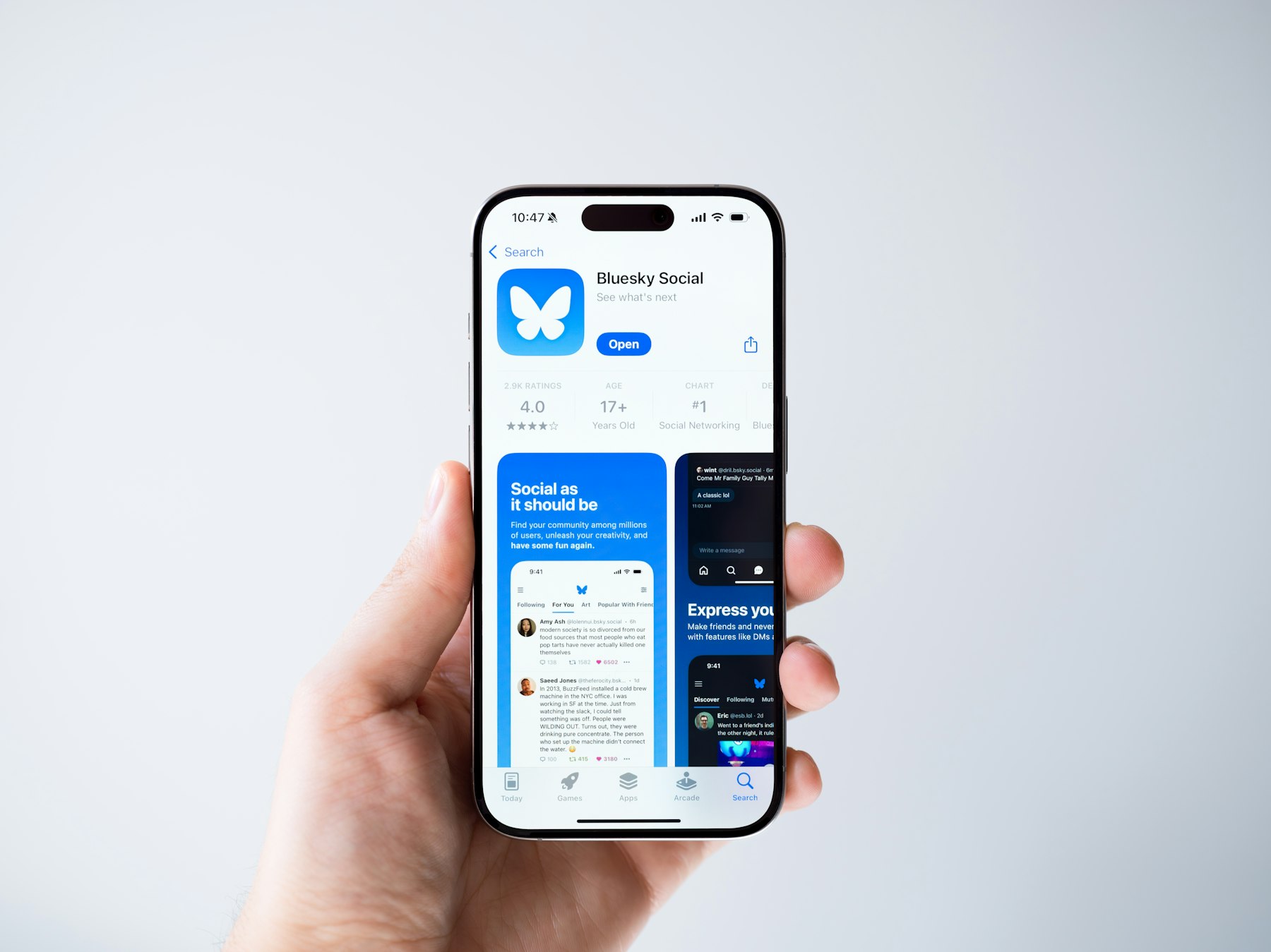 Hand hält ein Smartphone mit geöffneter App