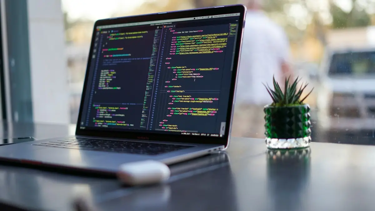 Laptop mit Programmcode auf einem Schreibtisch