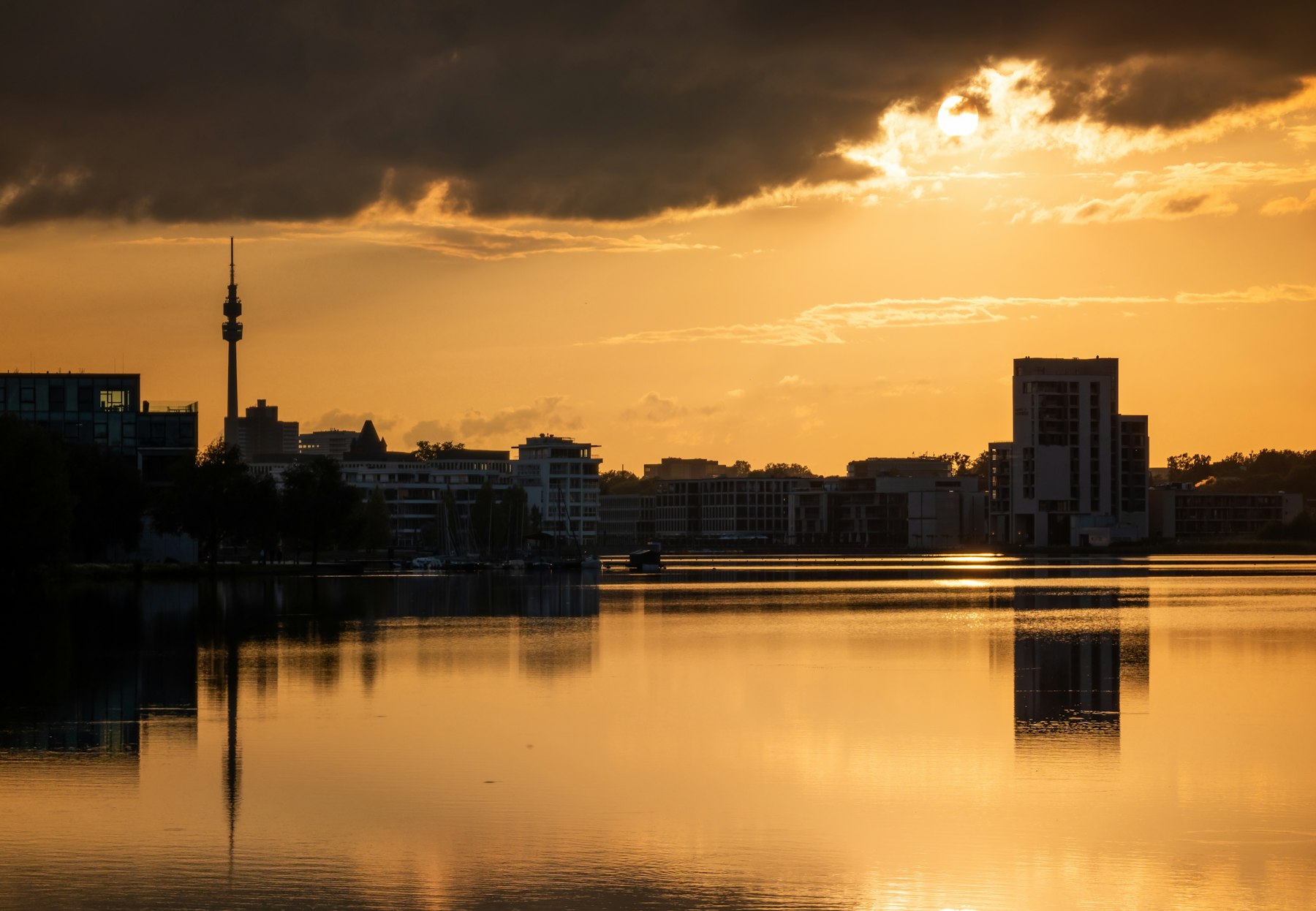 Skyline von Dortmund am Phoenix-See bei Sonnenuntergang