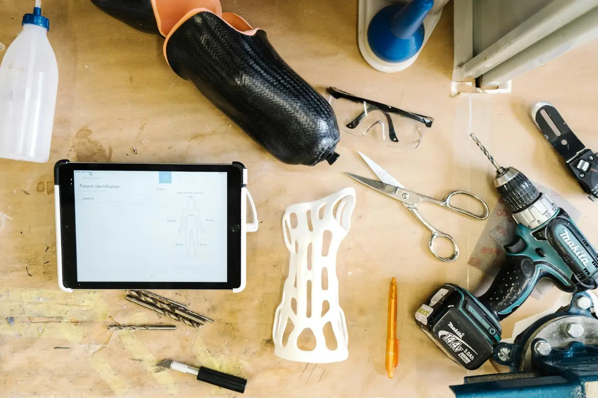 Werkzeuge und Tablet auf einer Werkbank