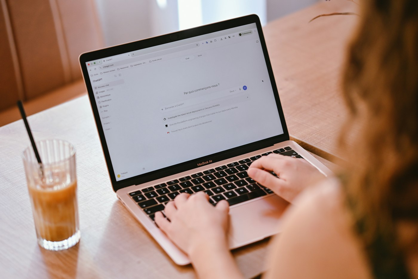 Person arbeitet mit einem KI-Assistenten am Laptop