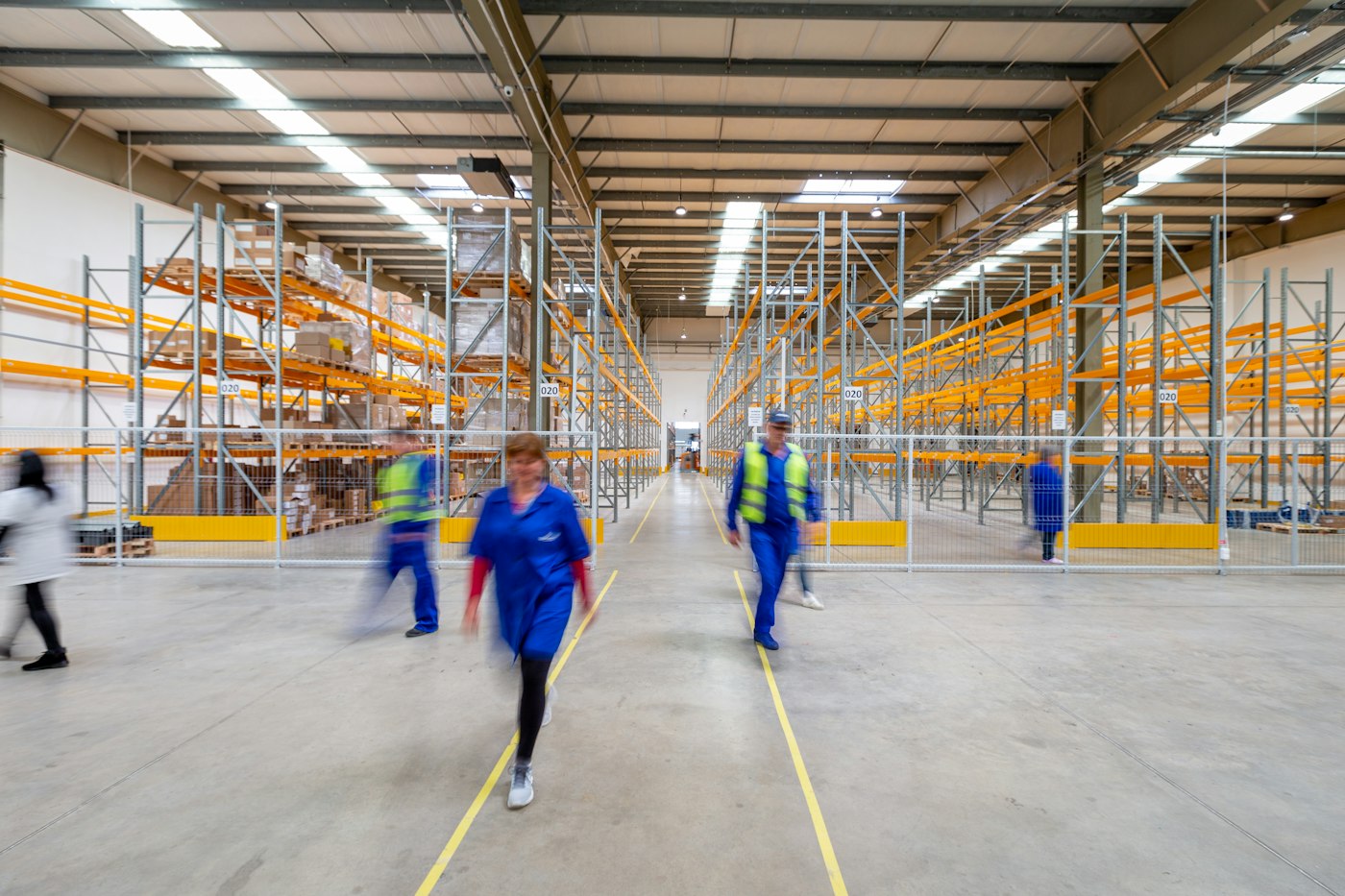 Modernes Logistiklager mit Mitarbeitern