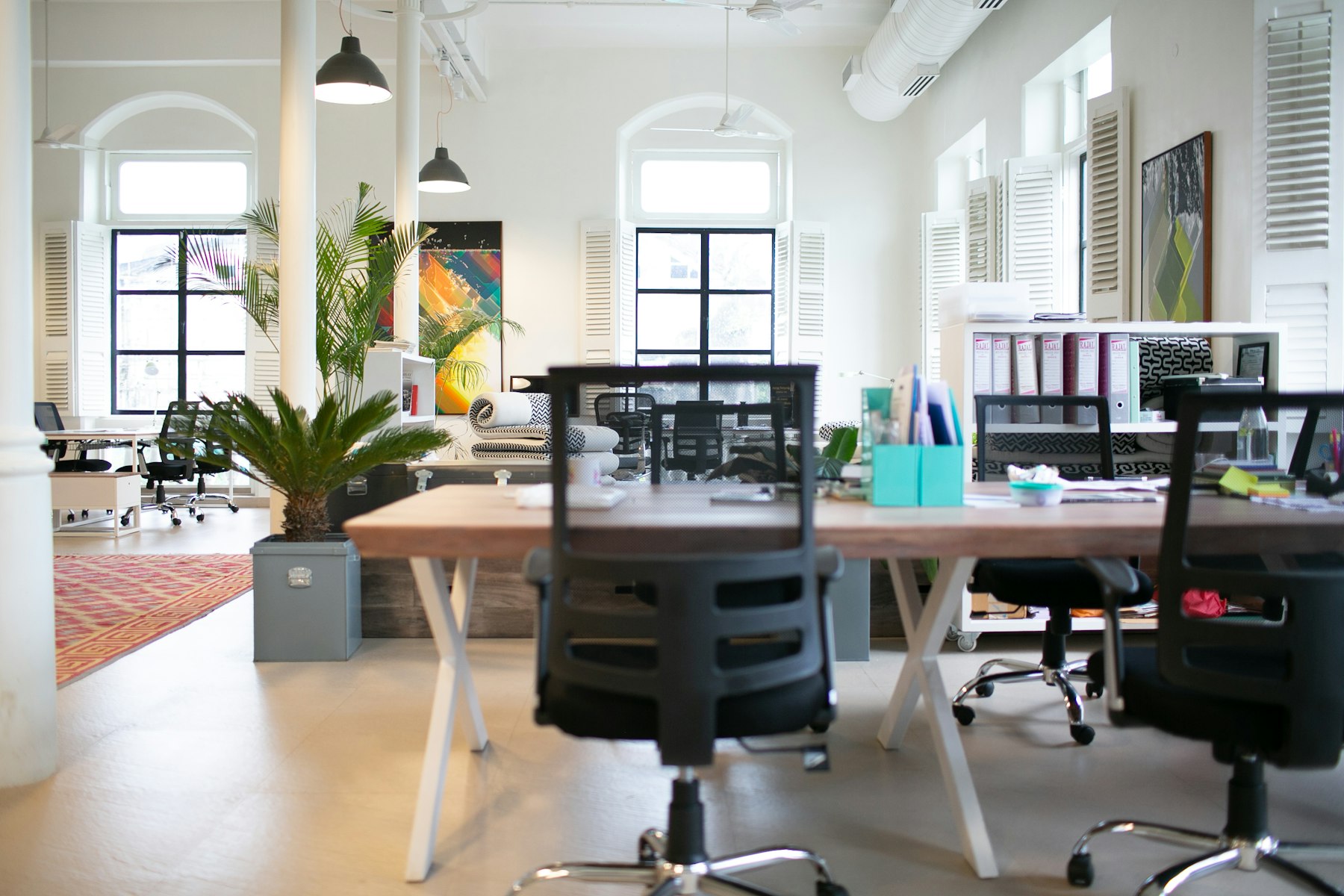 Helles, modernes Büro mit Arbeitsplätzen