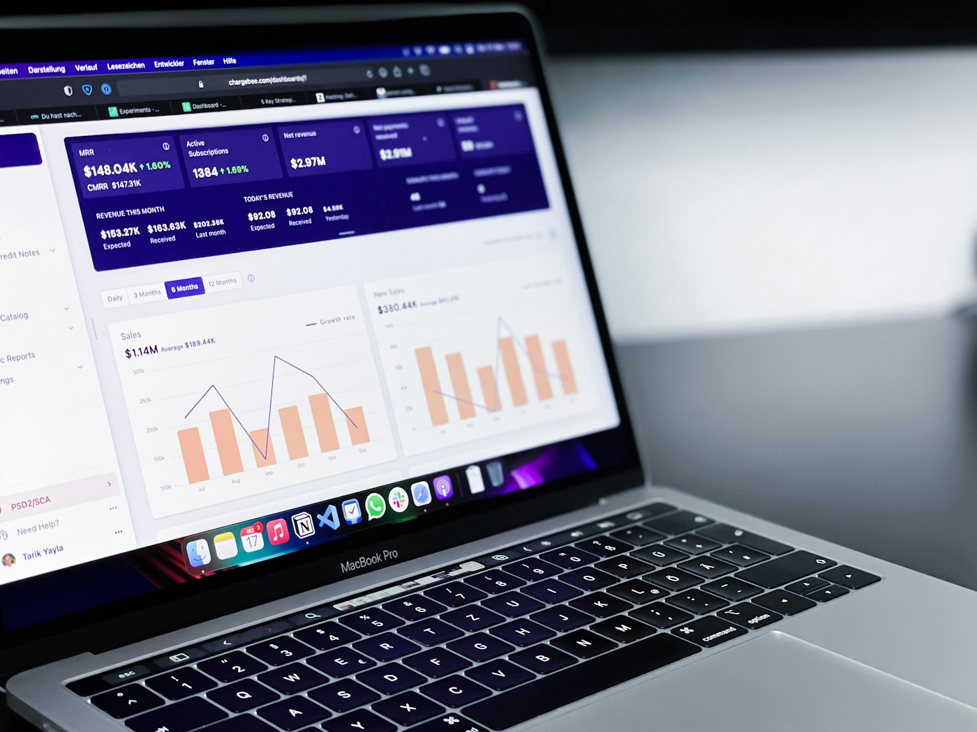 Laptop mit SaaS-Dashboard