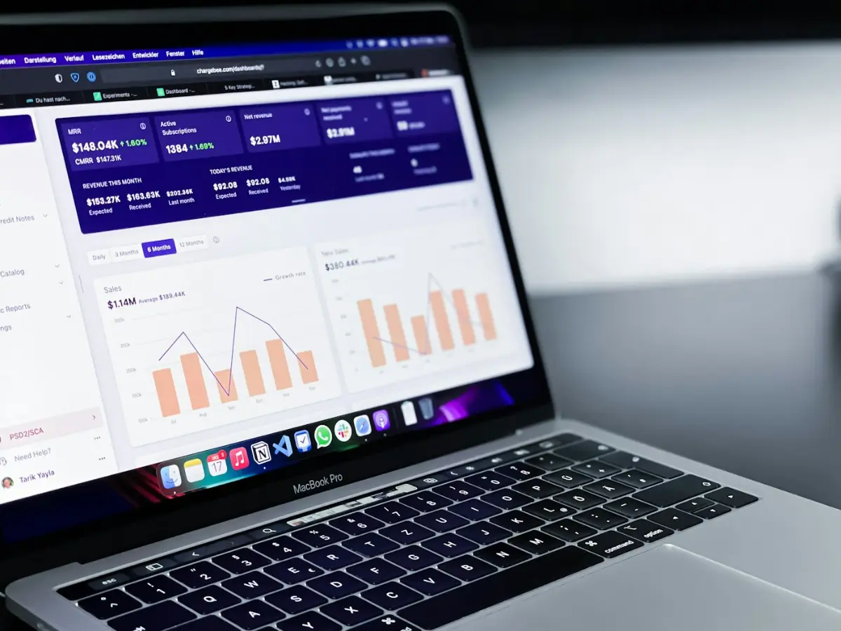 Laptop mit SaaS-Dashboard