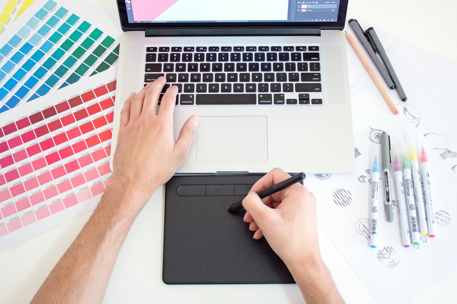 Webdesign am Schreibtisch mit Laptop und Farbpalette