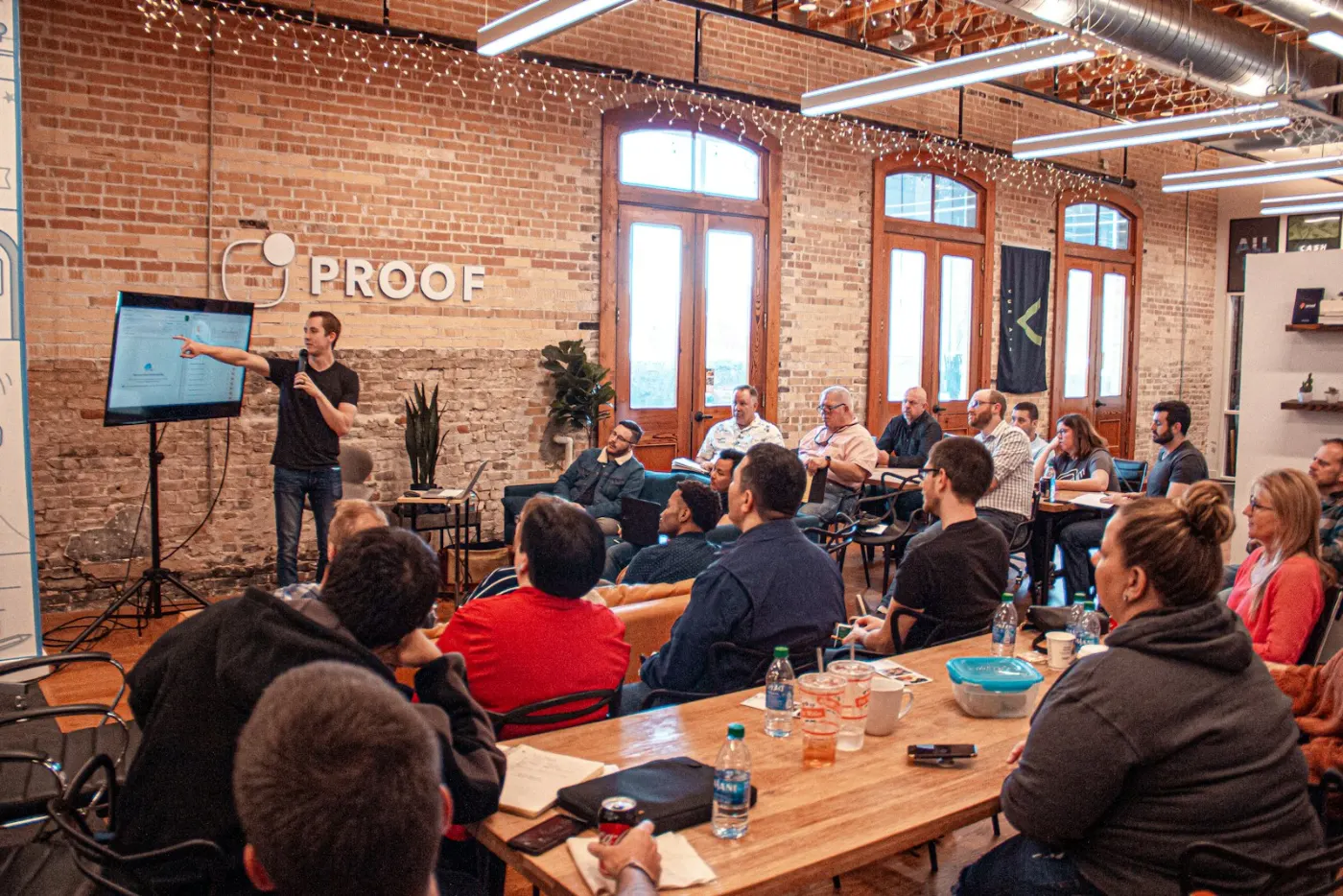 Workshop mit Präsentation vor einer Gruppe